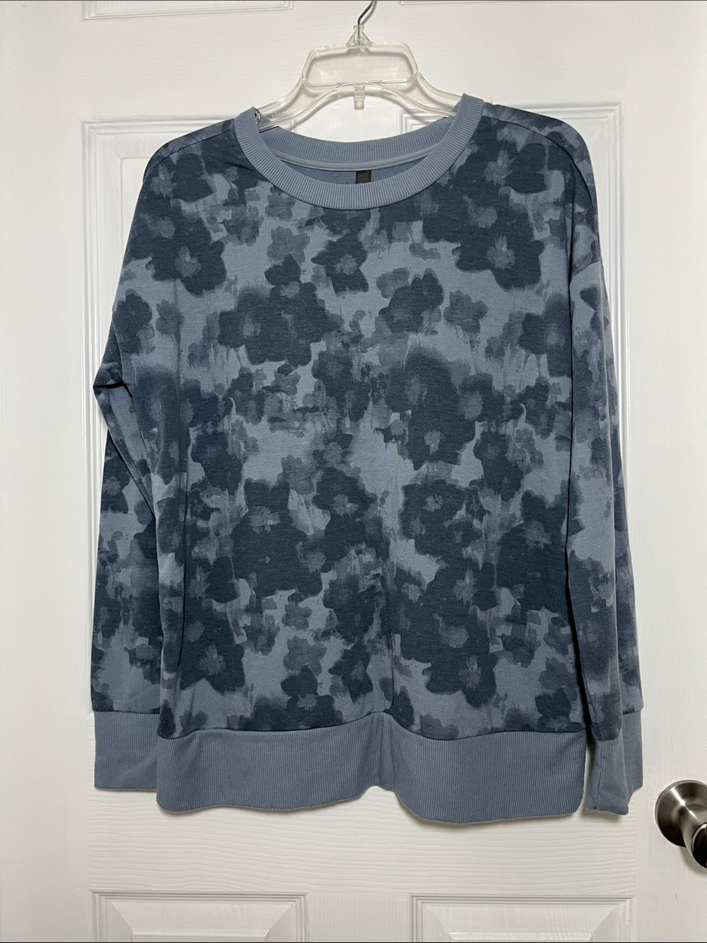 Mondetta Women's Gray/Blue Floral-Camo Pattern Crewneck Sweatshirt